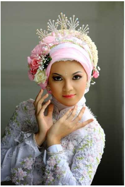 Cara Memakai Jilbab Pengantin Modern dengan Bunga Tumpuk