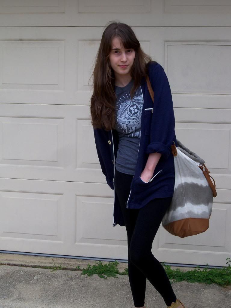 In Motion: leggings, festival shirt, oversized cardigan, outfit