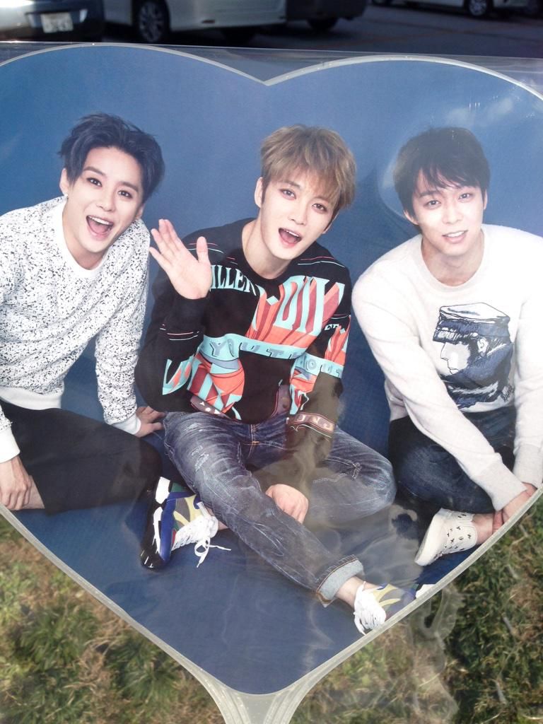  photo B5geHFfCEAERNqn.jpg