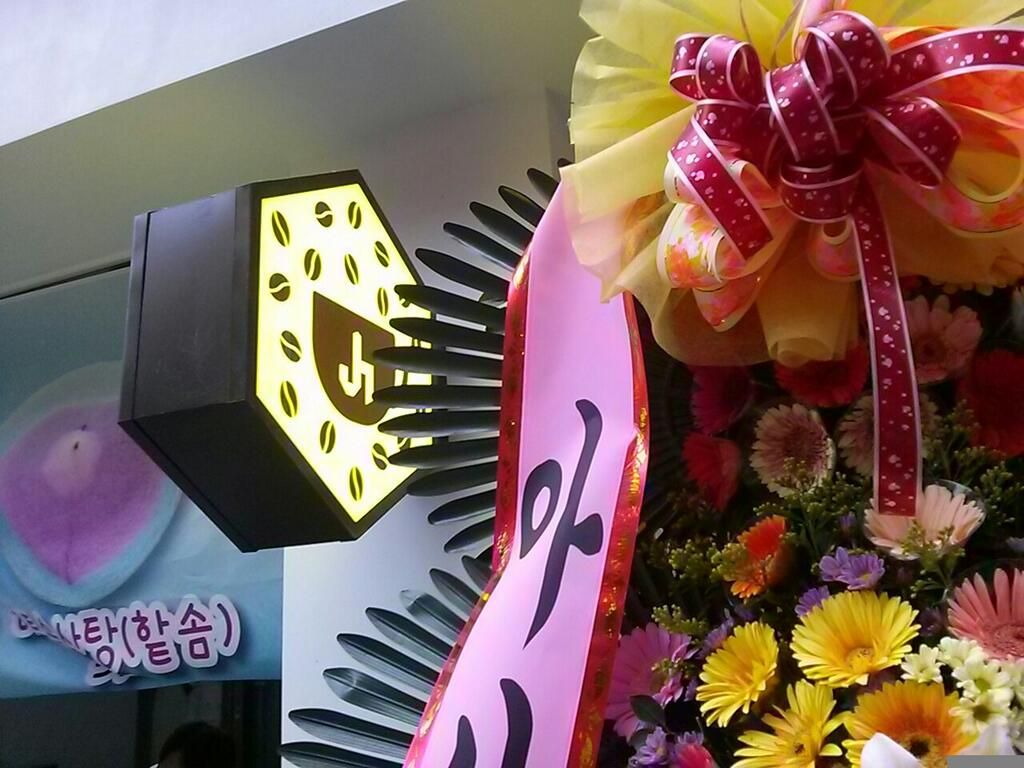 photo BpW327pIIAA4tgL_bornfreeURkiss2.jpg