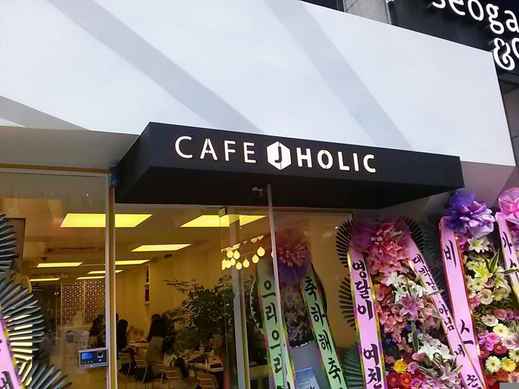 photo BpW7k6RIMAAixOF_bornfreeURkiss2.jpg