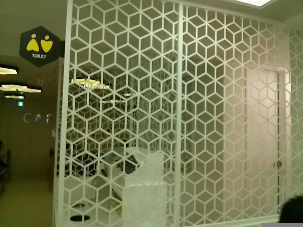 photo BpW8TKsIcAAGIMh_bornfreeURkiss2.jpg