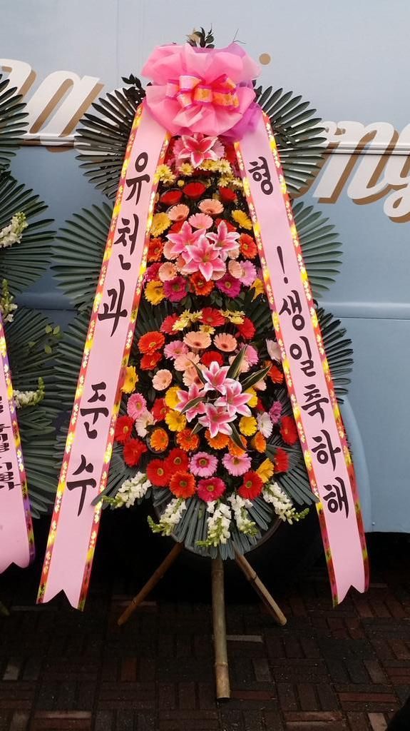  photo B8QyN7uCUAAx-9p.jpg