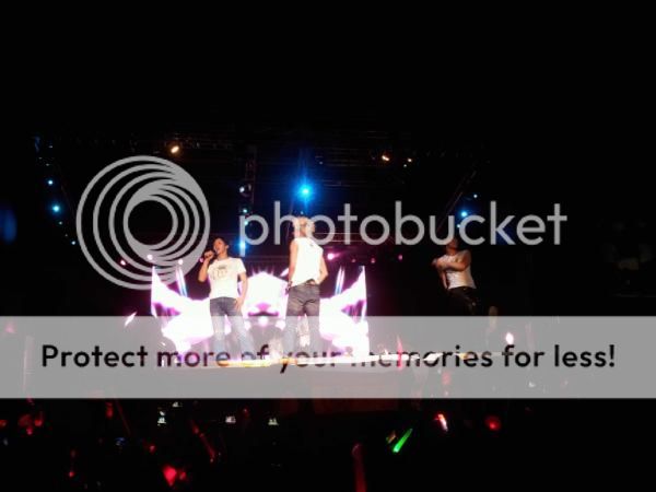 http://i1147.photobucket.com/albums/o550/JYJThree/2012/March/2012_03_11%20JYJ%20concert%20in%20Peru/AnwQ0VvCMAACRWd.jpg